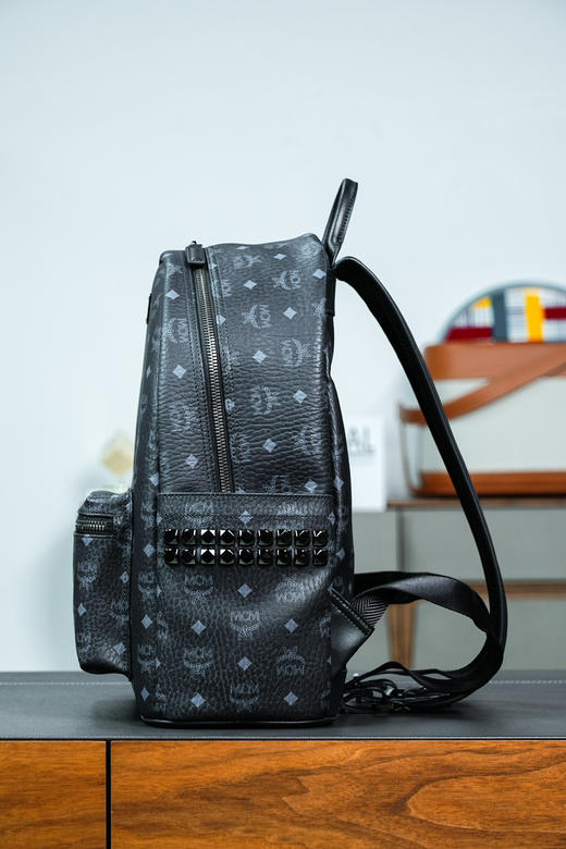 秋冬特惠💰1000 原单MCM 原厂皮 黑色大号 铆钉双肩背包MMK6SVE37CO001 男女同款包 商品图8