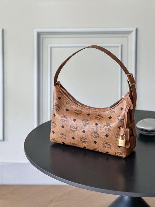 秋冬特惠💰780 原单MCM 原厂皮 新款干邑色Small 腋下肩背包牛角包 老花满印 商品图1