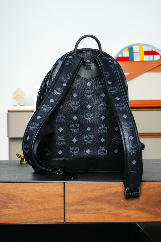 秋冬特惠💰900 原单MCM 原厂皮 实拍黑色小号 铆钉双肩包MMK6SVE37CO001 老花满印黑色 商品图2