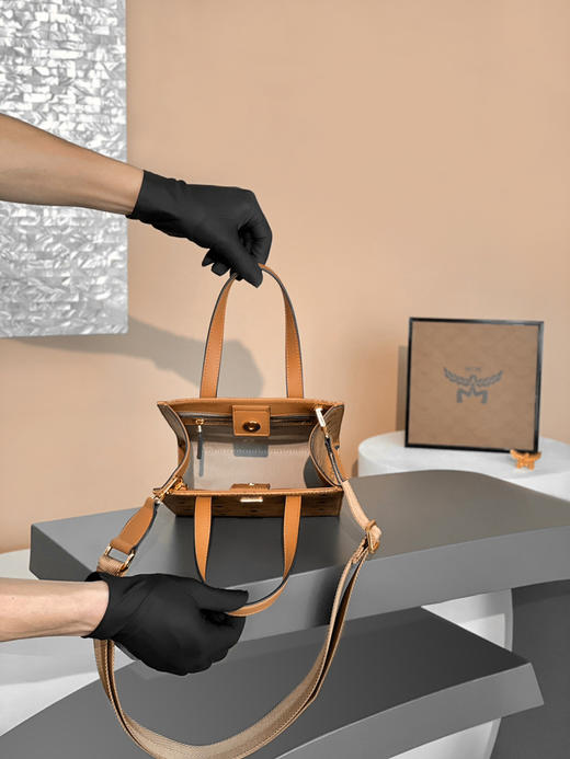 秋冬特惠💰720 原单MCM 原厂皮 手提斜挎琴谱包MMTAAKC02CO001 干邑色老花满印 这款迷你Klassik手提包 商品图4