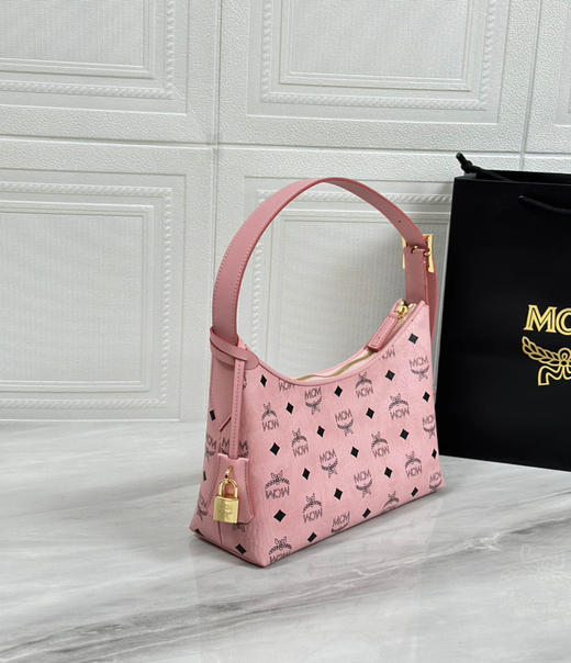 秋冬特惠💰780 原单MCM 原厂皮 新款桃花粉Small 腋下肩背包A01 老花满印 这款单品对经典的休闲款 商品图3