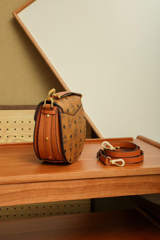 秋冬特惠💰780 原单MCM 原厂皮 干邑色Mini迷你马鞍斜挎手提包MWPBAWO05CO001 老花满印 商品图3