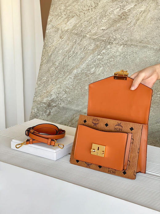 秋冬特惠💰800 原单MCM 原厂皮 手提斜挎风琴包MWPBAW005CO001 新升级定制级五金 经典干邑色 这款经典挎包 商品图2