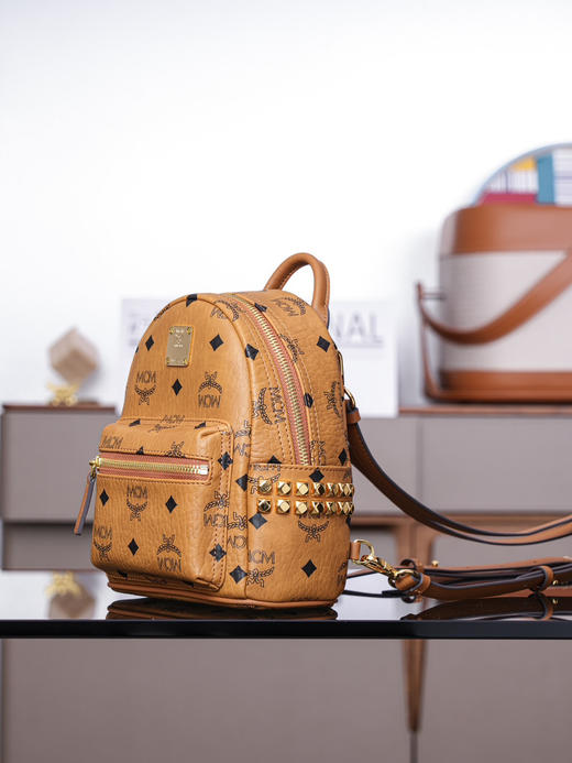 秋冬特惠💰800 原单MCM 原厂皮 超迷你干邑色 双肩包 这款迷你Stark Visetos双肩背包饰有铆钉细节MMK6SVE92CO001 经典Stark双肩背包 商品图7