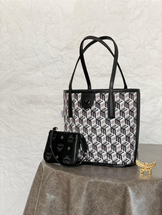 秋冬特惠💰780 原单MCM 原厂皮 迷你𝐌𝐢𝐧𝐢双面购物袋托特包MWPDALRO1CO001 经典黑色 商品图5