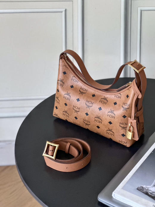 秋冬特惠💰780 原单MCM 原厂皮 新款干邑色Small 腋下肩背包牛角包 老花满印 商品图2