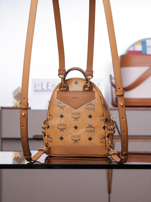 秋冬特惠💰800 原单MCM 原厂皮 超迷你干邑色 双肩包 这款迷你Stark Visetos双肩背包饰有铆钉细节MMK6SVE92CO001 经典Stark双肩背包 商品图4