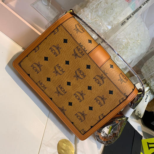 秋冬特惠💰800 原单MCM 原厂皮 中号斜挎肩带翻盖包L088 经典干邑色 这款Tracy肩背包 商品图1