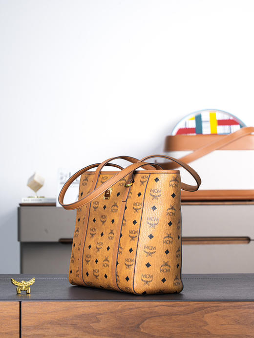 秋冬特惠💰800 原单MCM 原厂皮 干邑色小号拉链购物袋MWPFSMT02CO001 这款Visetos经典花纹人造革购物袋 商品图6