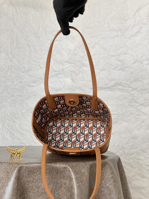 秋冬特惠💰780 原单MCM 原厂皮 迷你𝐌𝐢𝐧𝐢双面购物袋托特包MWPDSLRO2CO001 经典干邑棕色 商品图6