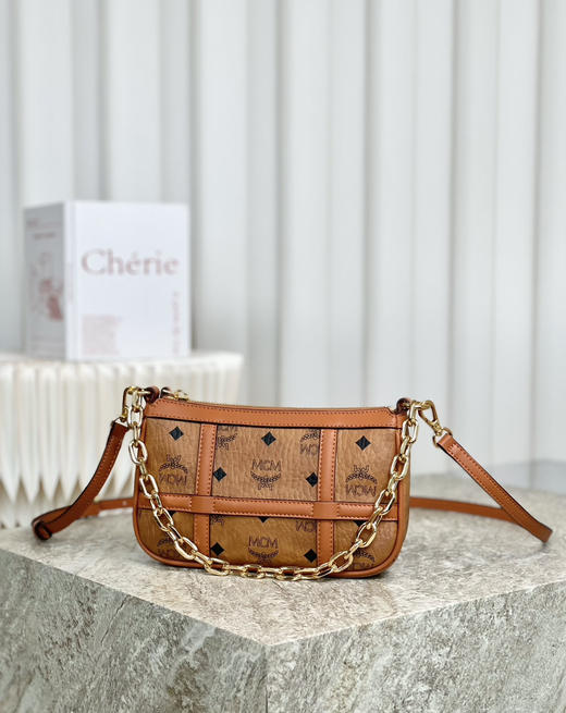 秋冬特惠💰720 原单MCM 原厂皮 链条肩带斜挎包MWSBAER01CO001 经典干邑色 这款迷你Aren肩背包 商品图2