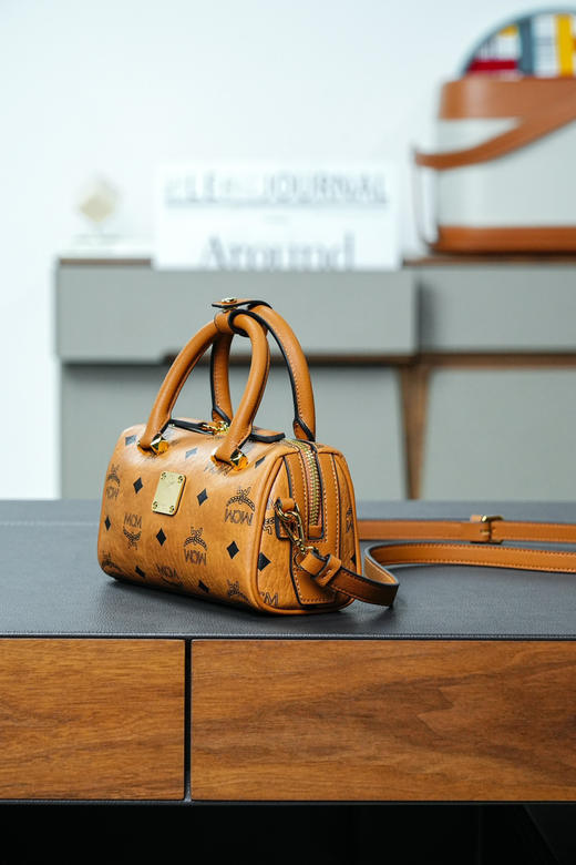 秋冬特惠💰760 原单MCM 原厂皮 干邑色𝙈𝙞𝙣𝙞波士顿枕头包MWBAASE03CO001 经典干邑色 商品图5