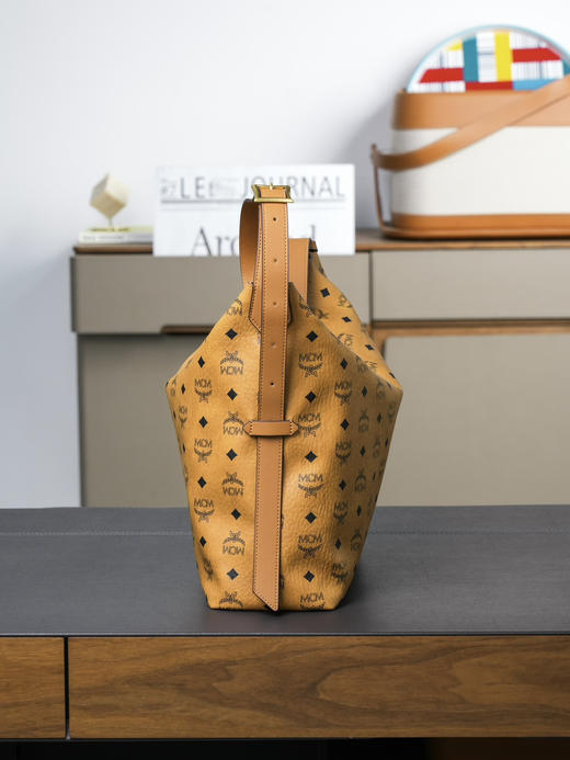 秋冬特惠💰850 原单MCM 原厂皮 新款干邑色大号 肩背包MWHESTA02CO001 这款Visetos Hobo包 商品图1