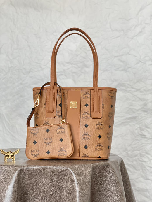 秋冬特惠💰780 原单MCM 原厂皮 迷你𝐌𝐢𝐧𝐢双面购物袋托特包MWPDSLRO2CO001 经典干邑棕色 商品图0