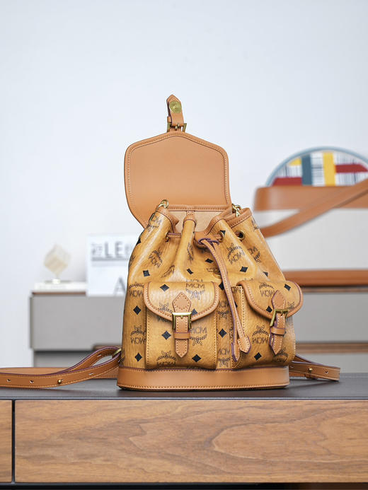 秋冬特惠💰850 原单MCM 原厂皮 干邑色Mini迷你抽绳双肩背包MWKFATA02CO001 干邑色 这款Visetos经典花纹 商品图8