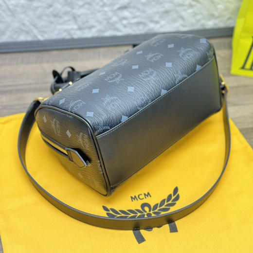 秋冬特惠💰800 原单MCM 原厂皮 新款黑色Mini迷你波士顿包H083 黑色老花满印 这款小号Ella波士顿包 商品图4