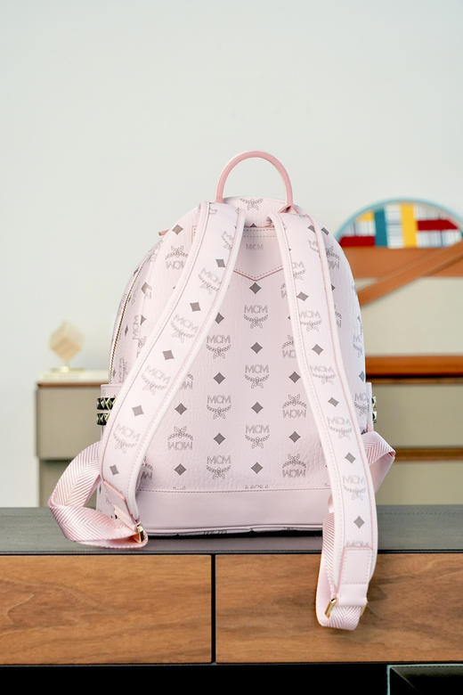 秋冬特惠💰900 原单MCM 原厂皮 实拍轻雾粉小号 铆钉双肩包MMK6SVE37CO001 老花满印轻雾粉 商品图2