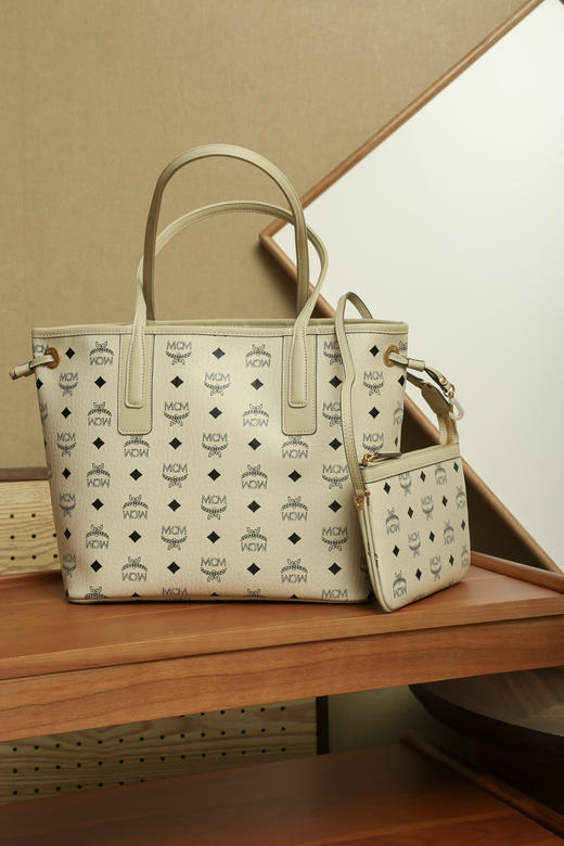 秋冬特惠💰780 原单MCM 原厂皮 米色小号 双面购物袋子母包MWPCSVI01CO001 经典升级米白 这款小号购物袋 商品图8