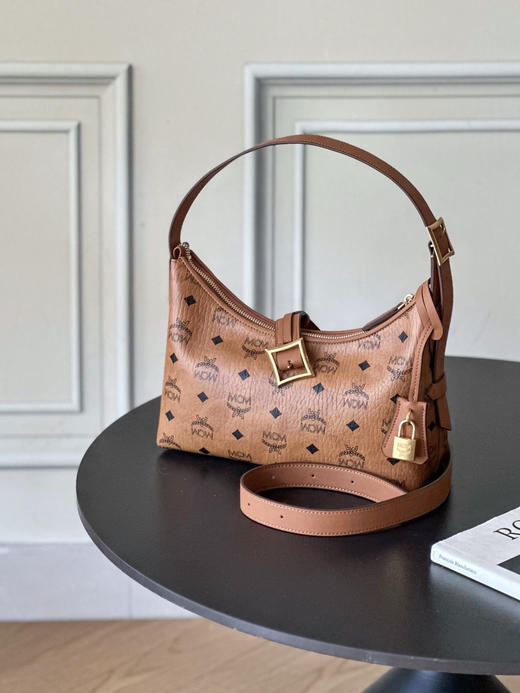 秋冬特惠💰780 原单MCM 原厂皮 新款干邑色Small 腋下肩背包牛角包 老花满印 商品图4