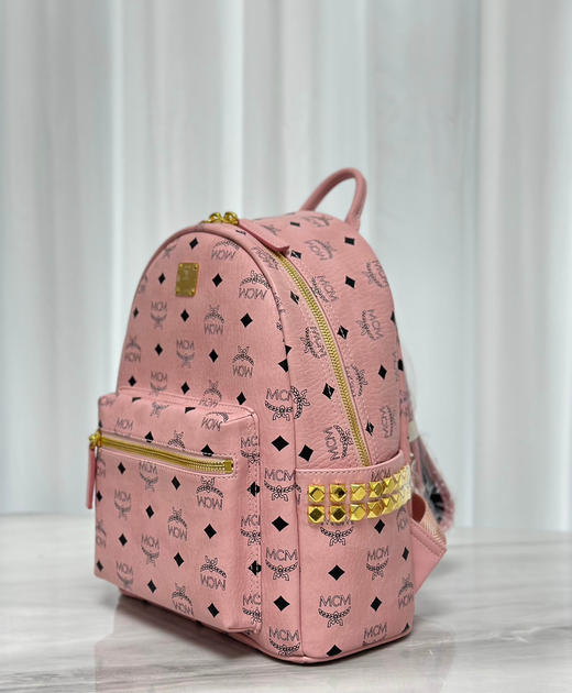 秋冬特惠💰900 原单MCM 原厂皮 新版桃花粉小号 双肩背包 老花满印 新增拉牌压印 商品图2