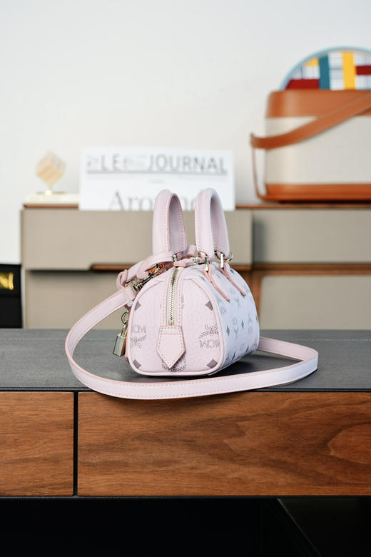 秋冬特惠💰780 原单MCM 原厂皮 雾霾粉𝙈𝙞𝙣𝙞 波士顿挂锁包MWBESEA01CO001 这款迷你Ella波士顿包 商品图6