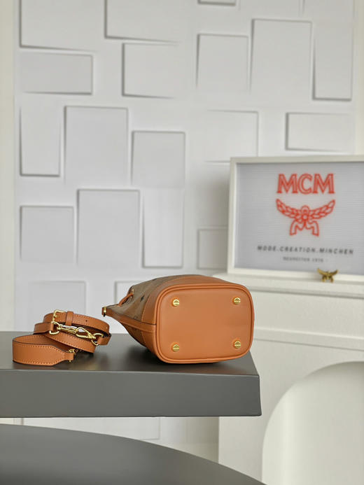 秋冬特惠💰730 原单MCM 原厂皮 𝗠𝗶𝗻𝗶迷你抽绳水桶包MWSBAERO1CO001 这款Dessau抽绳包 商品图4