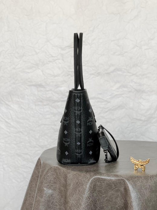 秋冬特惠💰780 原单MCM 原厂皮 迷你𝐌𝐢𝐧𝐢双面购物袋托特包MWPDALRO1CO001 经典黑色 商品图1