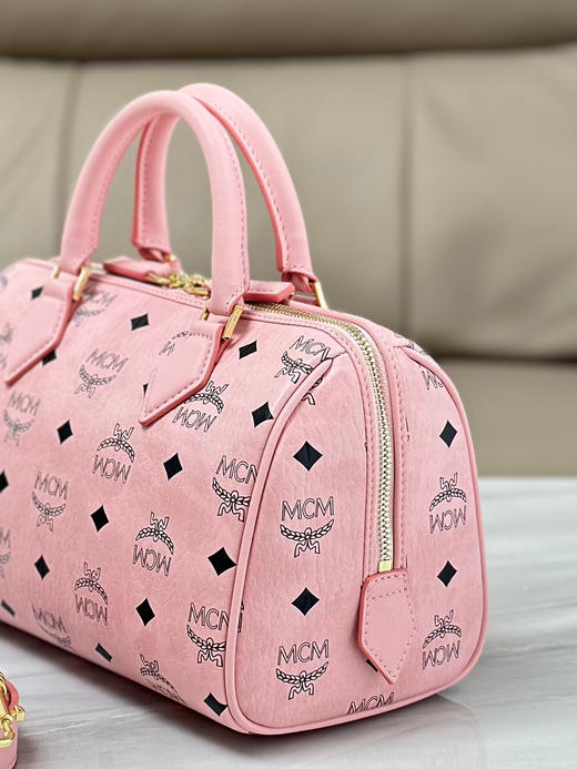 秋冬特惠💰800 原单MCM 原厂皮 新款桃花粉Mini迷你波士顿包H083 桃花粉老花满印 这款小号Ella波士顿包 商品图6