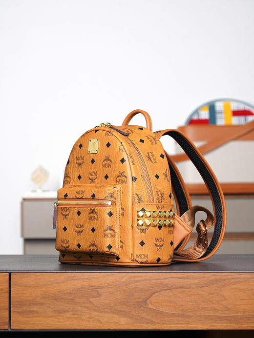 秋冬特惠💰850 原单MCM 原厂皮 干邑色迷你号 铆钉双肩背包MMK6SVE37CO001 经典干邑色 商品图1