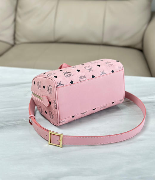 秋冬特惠💰800 原单MCM 原厂皮 新款桃花粉Mini迷你波士顿包H083 桃花粉老花满印 这款小号Ella波士顿包 商品图7