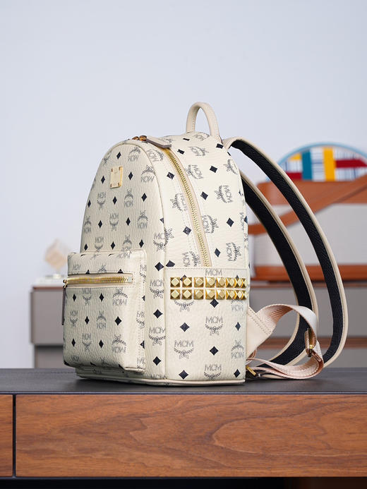 秋冬特惠💰960 原单MCM 原厂皮 米白色小号#铆钉双肩背包MMK6SVE37CO001 米白色小号铆钉双肩背包 商品图1