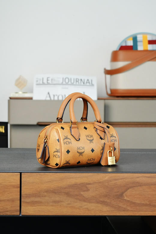 秋冬特惠💰780 原单MCM 原厂皮 干邑色𝙈𝙞𝙣𝙞 波士顿挂锁包MWPCSVI01CO001 Visetos波士顿包 商品图8