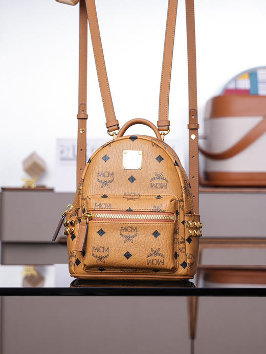 秋冬特惠💰800 原单MCM 原厂皮 超迷你干邑色 双肩包 这款迷你Stark Visetos双肩背包饰有铆钉细节MMK6SVE92CO001 经典Stark双肩背包 商品图3