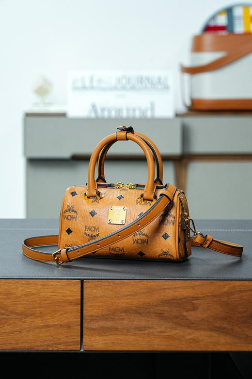 秋冬特惠💰760 原单MCM 原厂皮 干邑色𝙈𝙞𝙣𝙞波士顿枕头包MWBAASE03CO001 经典干邑色 商品图8