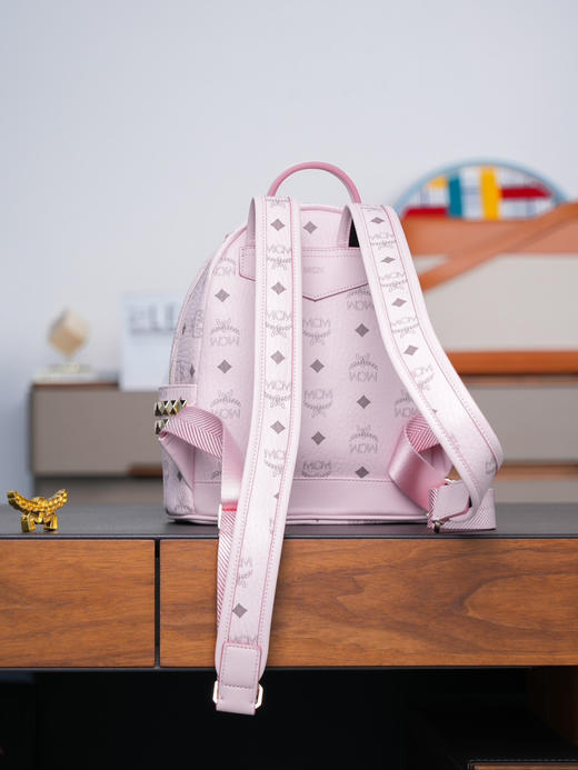 秋冬特惠💰850 原单MCM 原厂皮 轻雾粉迷你号 铆钉双肩背包MMK6SVE37CO001 轻雾粉色 这款Visetos经典 商品图5