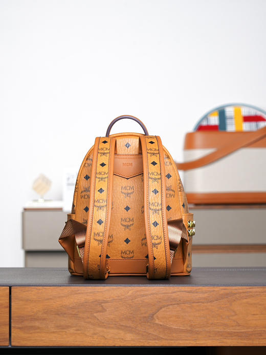 秋冬特惠💰850 原单MCM 原厂皮 干邑色迷你号 铆钉双肩背包MMK6SVE37CO001 经典干邑色 商品图5