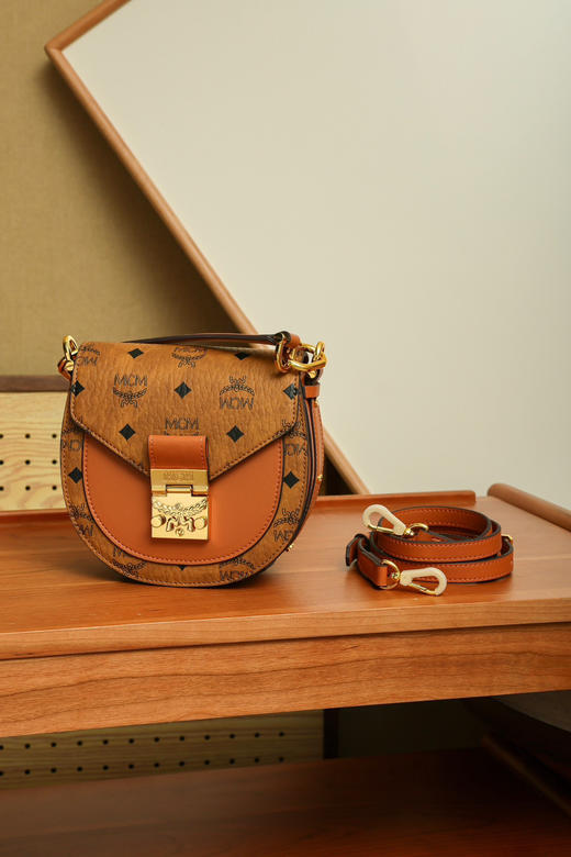 秋冬特惠💰780 原单MCM 原厂皮 干邑色Mini迷你马鞍斜挎手提包MWPBAWO05CO001 老花满印 商品图2