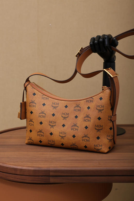 秋冬特惠💰780 原单MCM 原厂皮 新款干邑色Small腋下肩背包MWHESTA01CO001 老花满印 商品图8