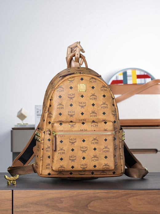 秋冬特惠💰960 原单MCM 原厂皮 干邑色中号 铆钉双肩背包MMK6SVE37CO001 干邑色 商品图0