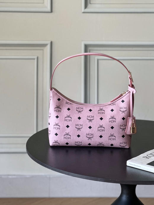 秋冬特惠💰780 原单MCM 原厂皮 新款桃花粉 Small 腋下肩背包牛角包 老花满印 商品图1
