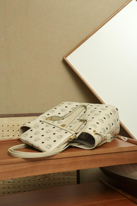 秋冬特惠💰780 原单MCM 原厂皮 米色小号 双面购物袋子母包MWPCSVI01CO001 经典升级米白 这款小号购物袋 商品图3