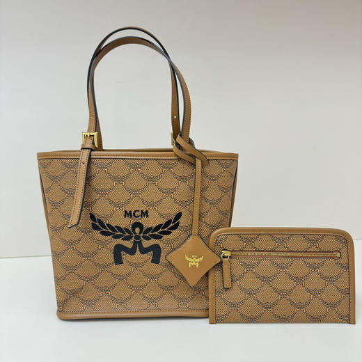 秋冬特惠💰760 原单MCM 原厂皮 新料新款购物袋 这款迷你购物袋上饰有高贵的月桂叶 商品图0