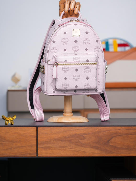 秋冬特惠💰850 原单MCM 原厂皮 轻雾粉迷你号 铆钉双肩背包MMK6SVE37CO001 轻雾粉色 这款Visetos经典 商品图6