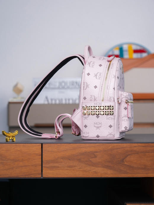 秋冬特惠💰850 原单MCM 原厂皮 轻雾粉迷你号 铆钉双肩背包MMK6SVE37CO001 轻雾粉色 这款Visetos经典 商品图8