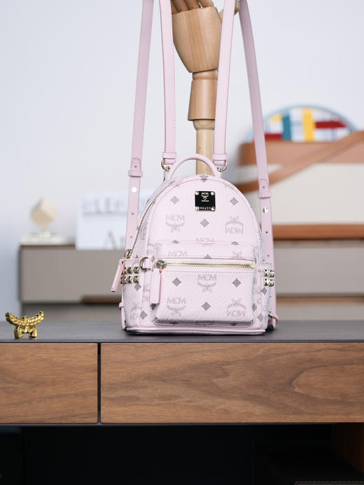 秋冬特惠💰800 原单MCM 原厂皮 轻雾粉超迷你 铆钉双肩包MMK6SVE92CO001 用这款超迷你Stark双肩背包秀出新风格 商品图3