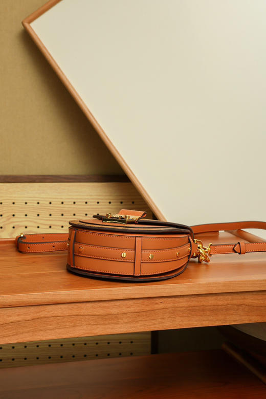 秋冬特惠💰780 原单MCM 原厂皮 干邑色Mini迷你马鞍斜挎手提包MWPBAWO05CO001 老花满印 商品图7