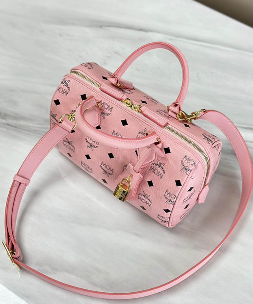 秋冬特惠💰800 原单MCM 原厂皮 新款桃花粉Mini迷你波士顿包H083 桃花粉老花满印 这款小号Ella波士顿包 商品图2