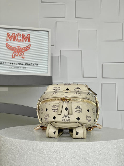 秋冬特惠💰900 原单MCM 原厂皮 新款米白色Mini铆钉双肩背包MMK6SVE37CO001 新品米白色 米白满印 这款新配色双肩背包 商品图5