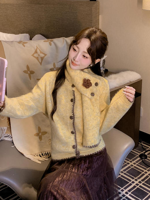 张心子【踏雪新年】氛围感围巾撞色毛衣开衫 U2601019 商品图13