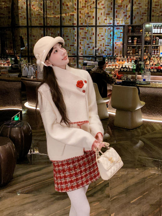 张心子【踏雪新年】氛围感围巾撞色毛衣开衫 U2601019 商品图12